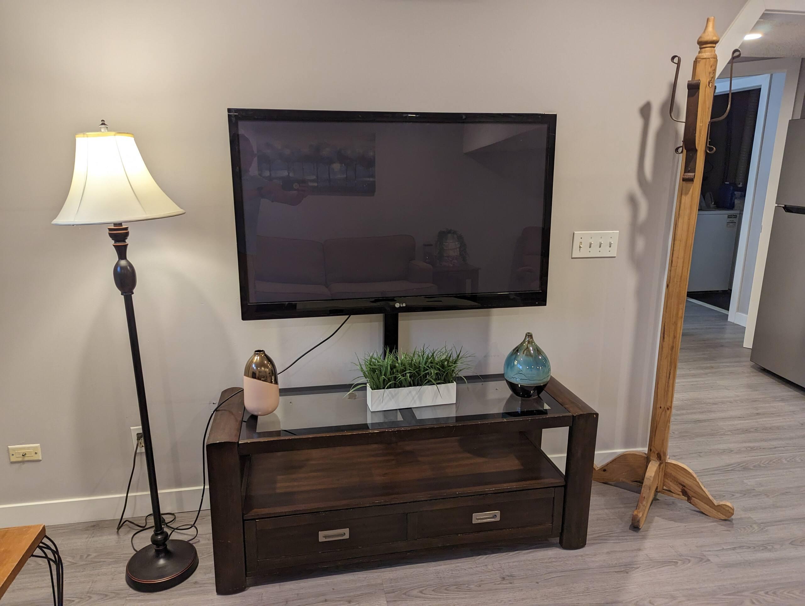 2BR Lower Suite | Shared Fenced Yard photo 29