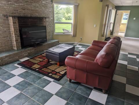 Countryside 2BR Retreat | Mountain Views photo 8